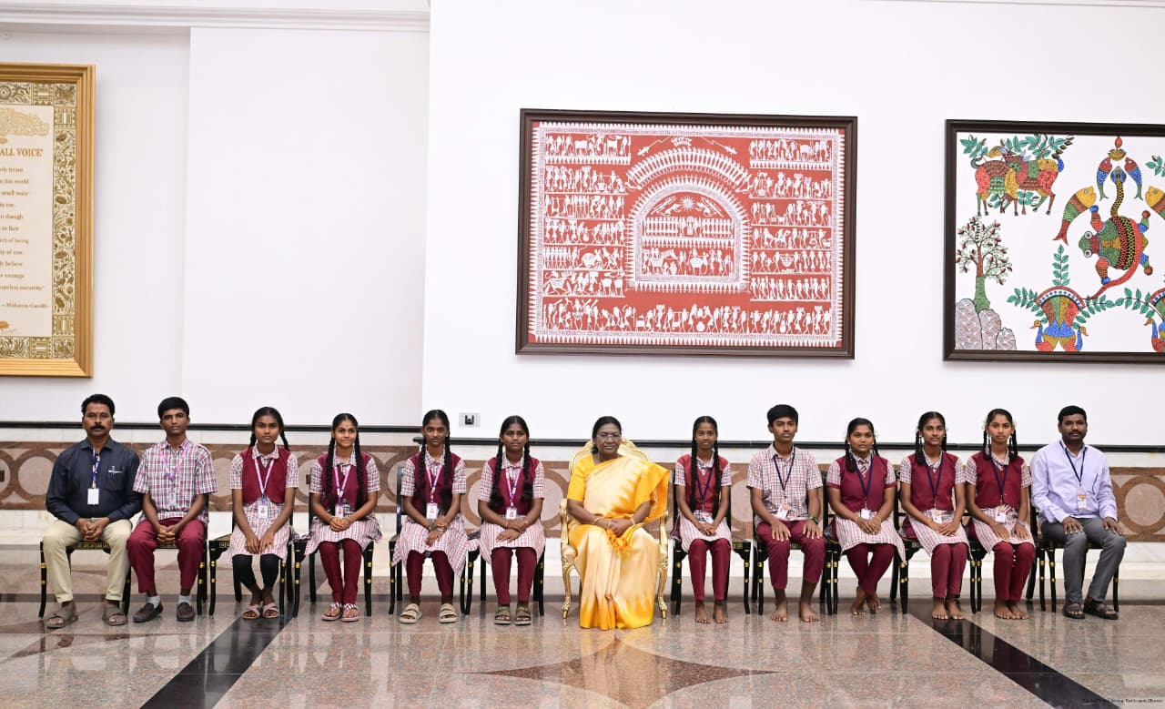 राष्ट्रपति भवन में पीएमश्री जेडपीएचएस गजुलापेट के छात्र और शिक्षक प्रतिनिधिमंडल