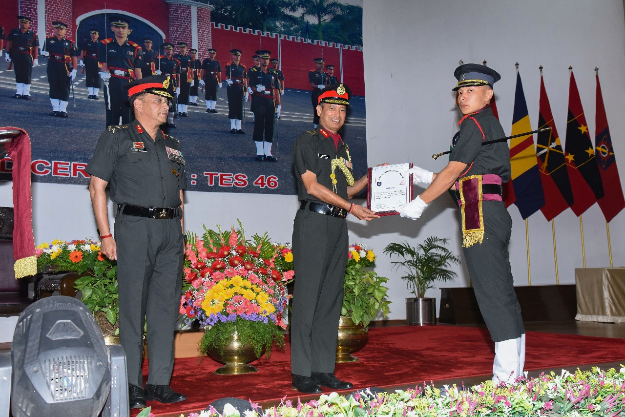 ले. जनरल नीरज वार्ष्णेय ने उत्कृष्ट प्रदर्शन पर दिए मेडल