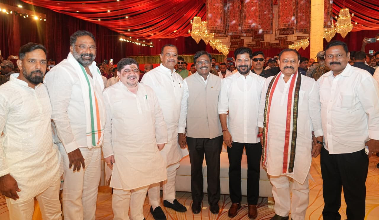 मुख्यमंत्री रेवंत रेड्डी जन्मदिन पर शुभकामनाएँ प्राप्त करते हुए