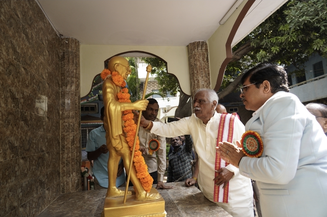 पूर्व राज्यपाल ने हिन्दी शिक्षकों को सम्मानित किया