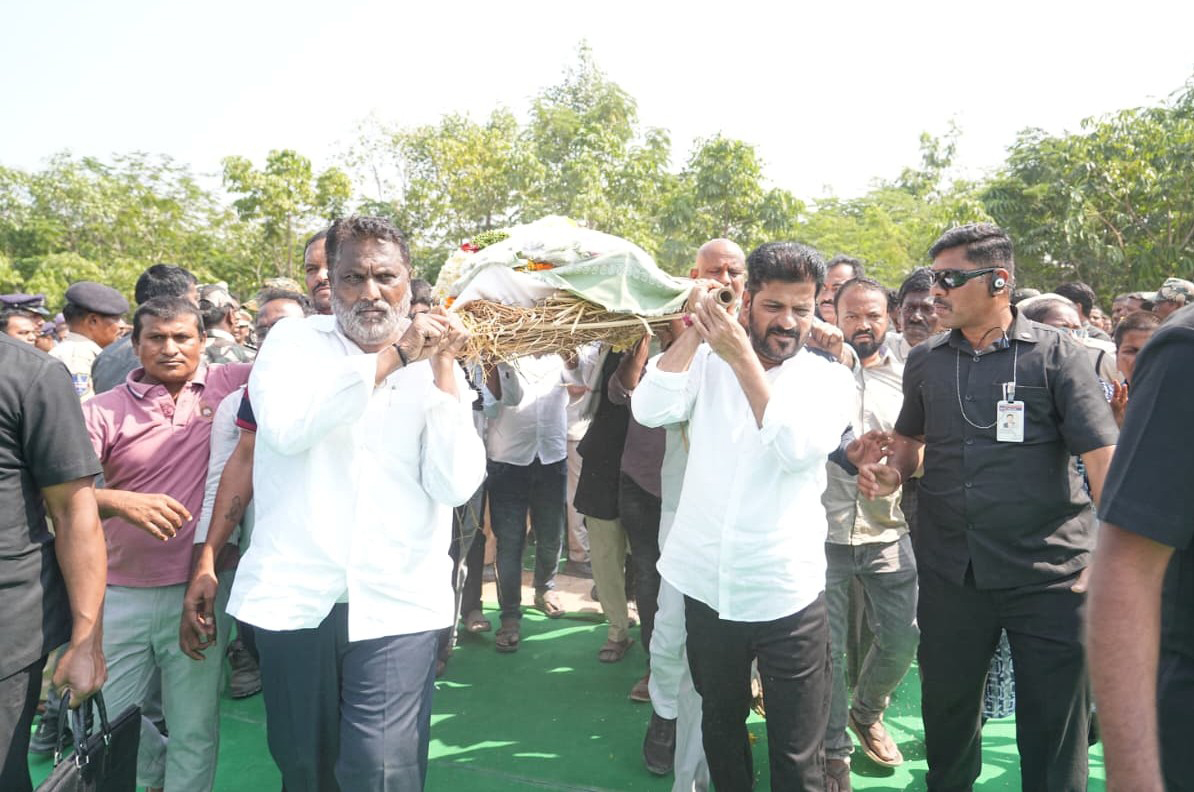 अंदेश्री के अंतिम संस्कार में शामिल मुख्यमंत्री रेवंत रेड्डी