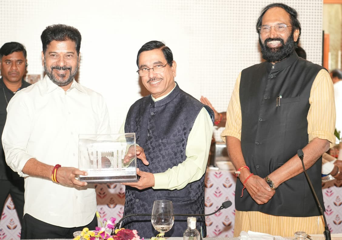 मुख्यमंत्री रेवंत रेड्डी और केंद्रीय मंत्री चावल योजना बैठक में