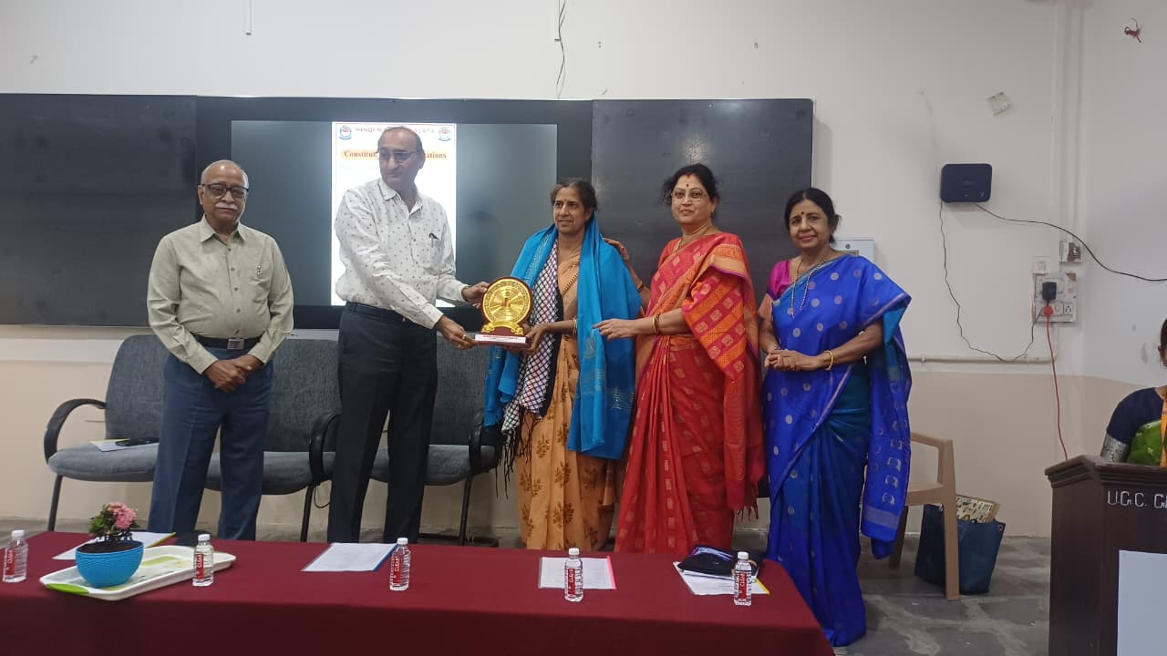 संविधान दिवस कार्यक्रम में अतिथियों और छात्रों की उपस्थिति