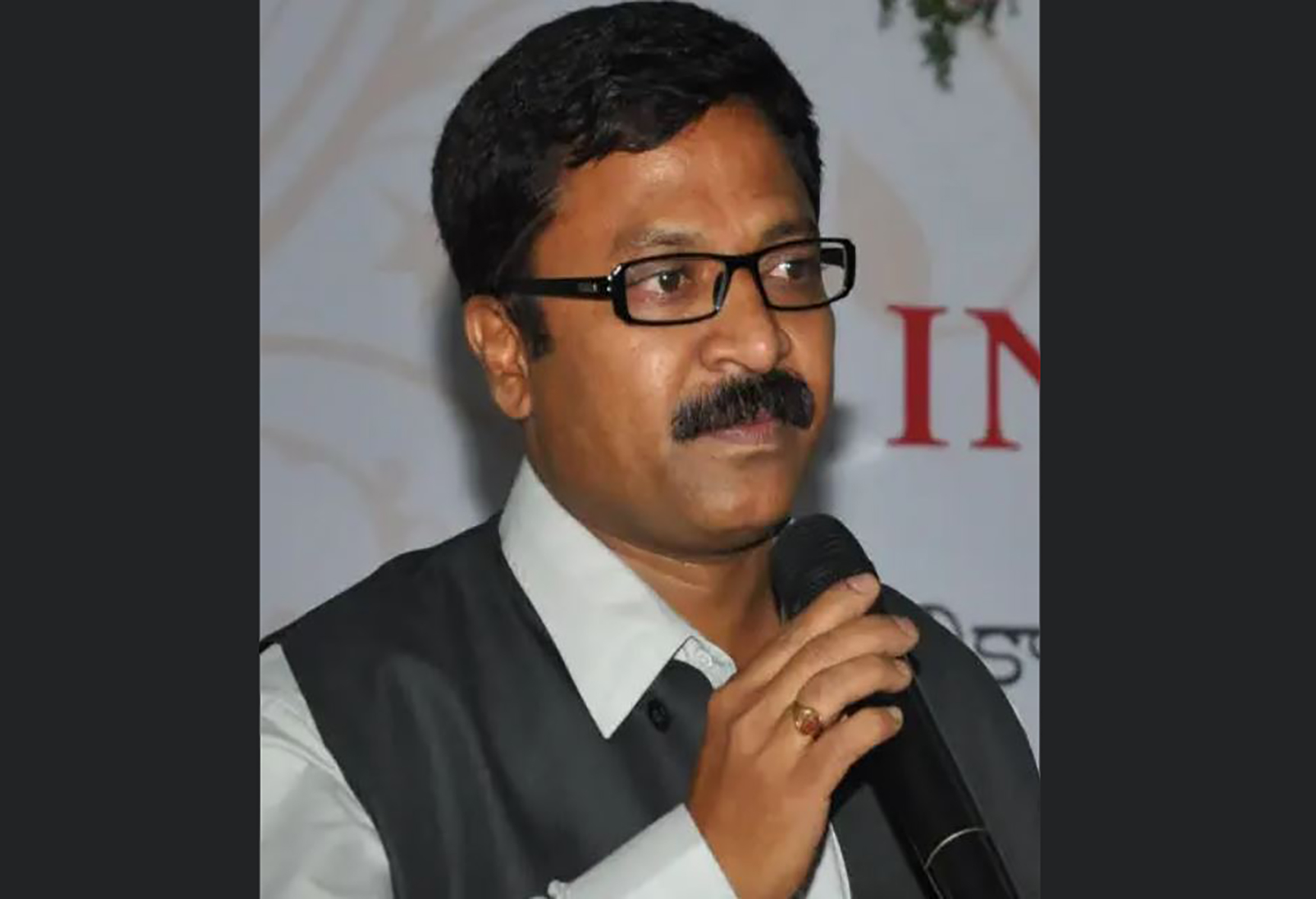 डॉ. पत्तिपाक मोहन बच्चों के साहित्य पर चर्चा करते हुए