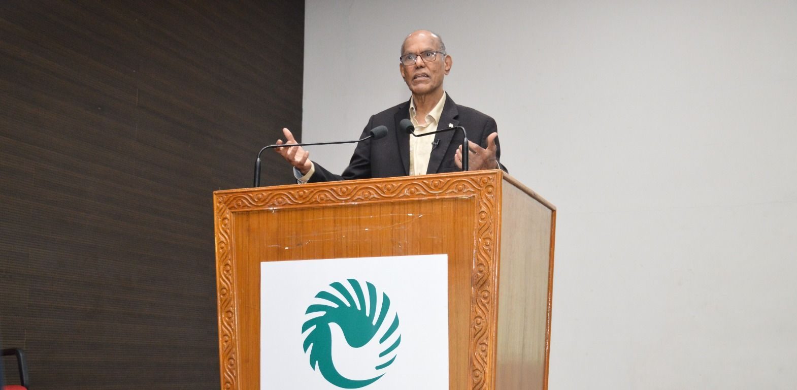 डॉ. दुव्वुरी सुब्बाराव गीतम यूनिवर्सिटी में व्याख्यान देते हुए