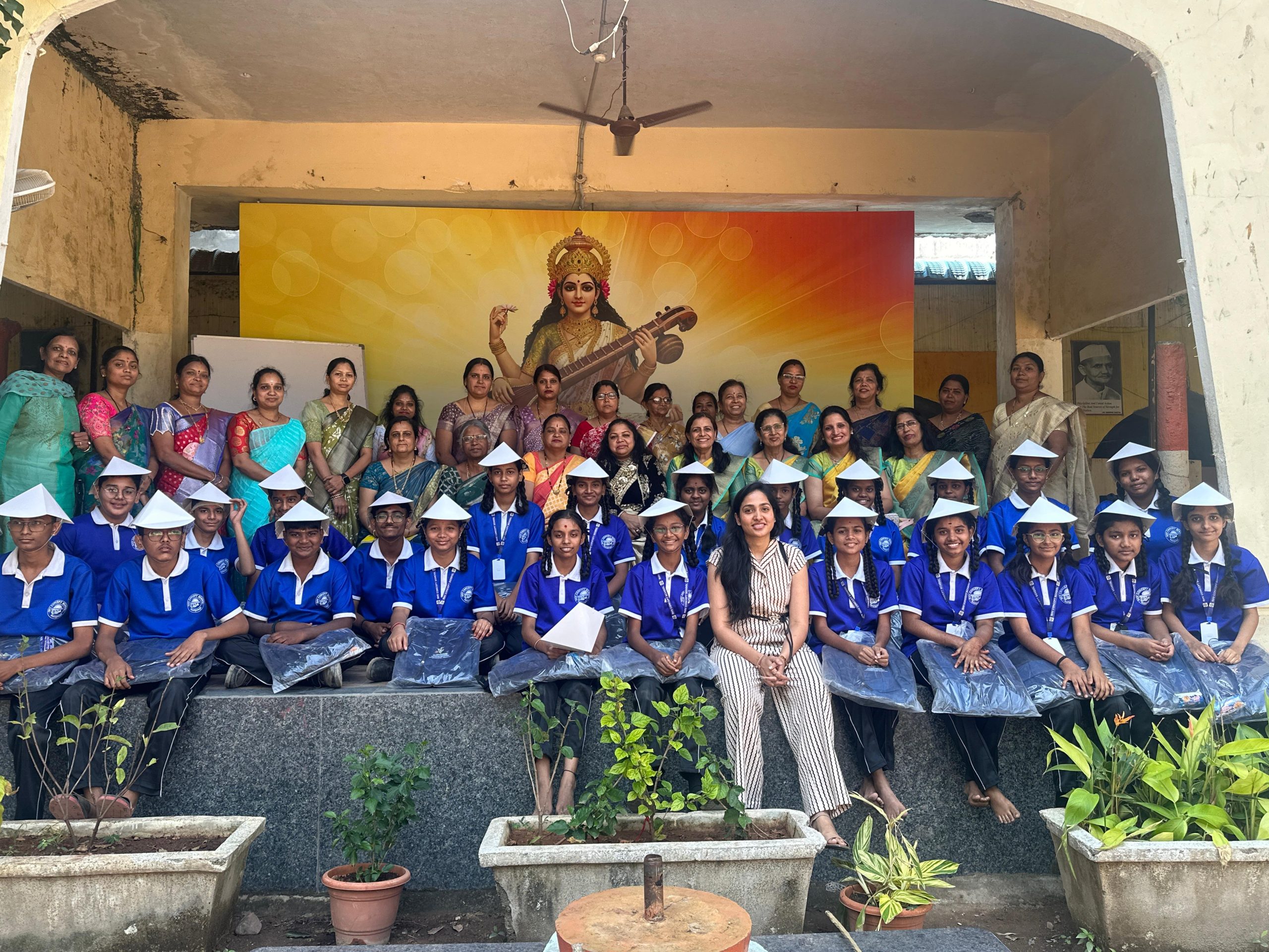 बच्चे आरएचवी कॉन्सेप्ट स्कूल में ट्रेन युअर ब्रेन कार्यक्रम में भाग लेते हुए