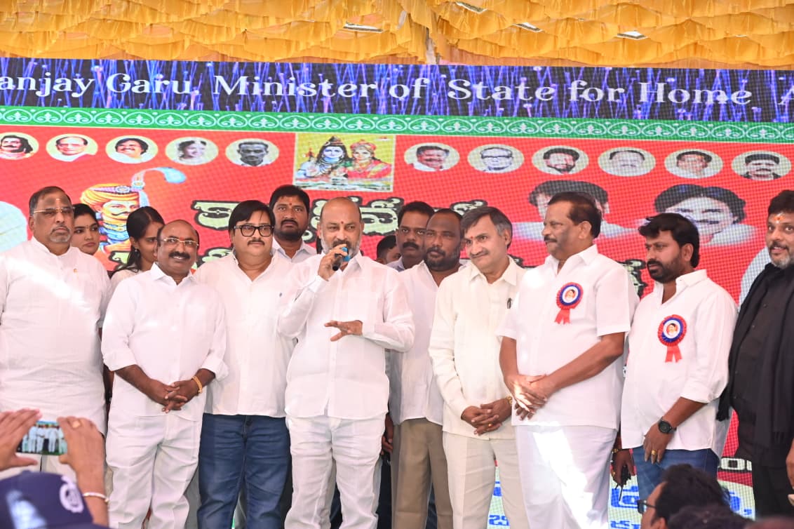 बंडी संजय धर्मांतरण मुद्दे पर संबोधित करते हुए