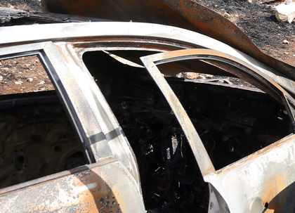 पुलिस टीम काचीगुड़ा रेलवे स्टेशन पर संदिग्ध कार की तलाशी लेती हुई