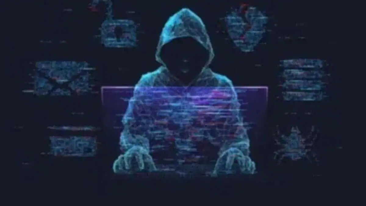 साइबर अपराध पुलिस द्वारा आरोपियों की गिरफ्तारी की जानकारी देते अधिकारी