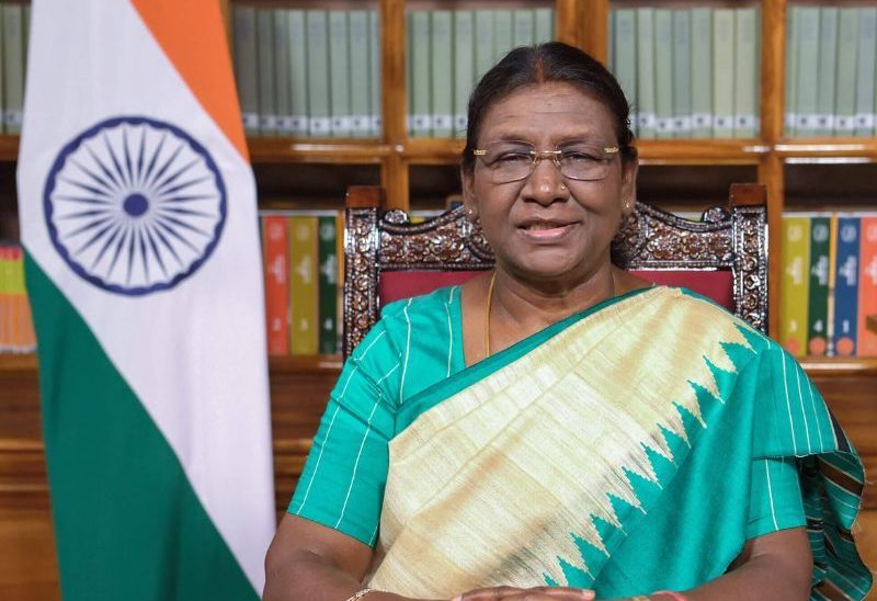 राष्ट्रपति द्रौपदी मुर्मू कला महोत्सव उद्घाटन करती हुई