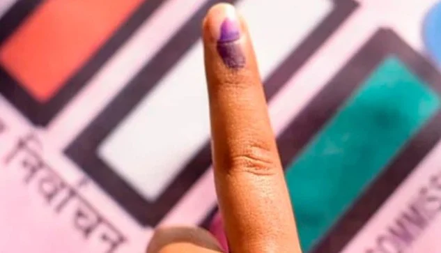 आयोग ने सुझाया कि आरक्षण 50% से अधिक नहीं होना चाहिए