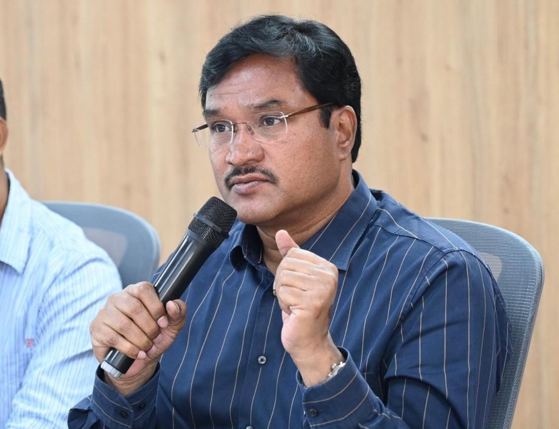 हैद्रा आयुक्त तम्मिडिकुंटा झील का निरीक्षण करते हुए