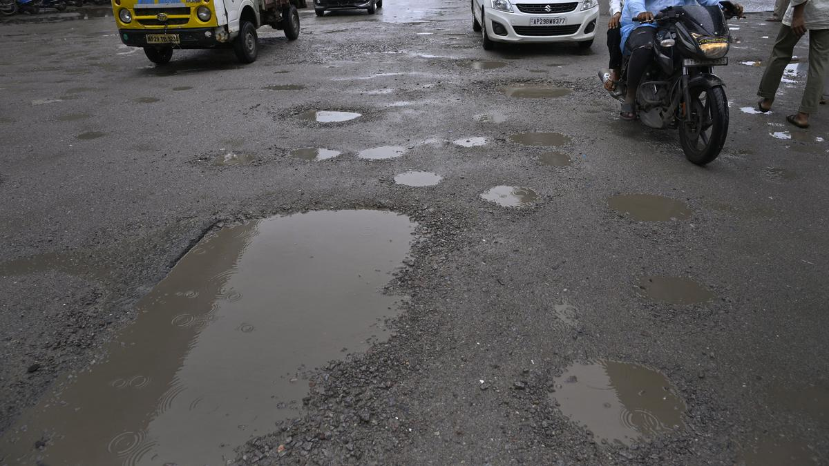 तारनाका में खराब सड़कों पर तुरंत मरम्मत का आदेश