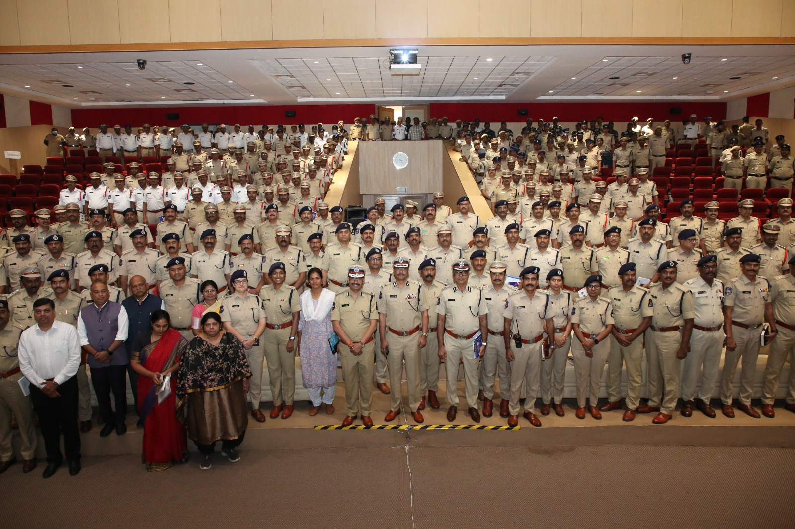 कार्यक्रम के उद्घाटन समारोह में मुख्य अतिथि और उपस्थित लोग