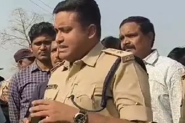 आंध्र प्रदेश पुलिस माओवादी गिरफ्तारियों की प्रेस ब्रीफिंग देती हुई