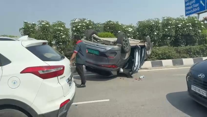 हादसे में सवारों को समय पर बचाया गया