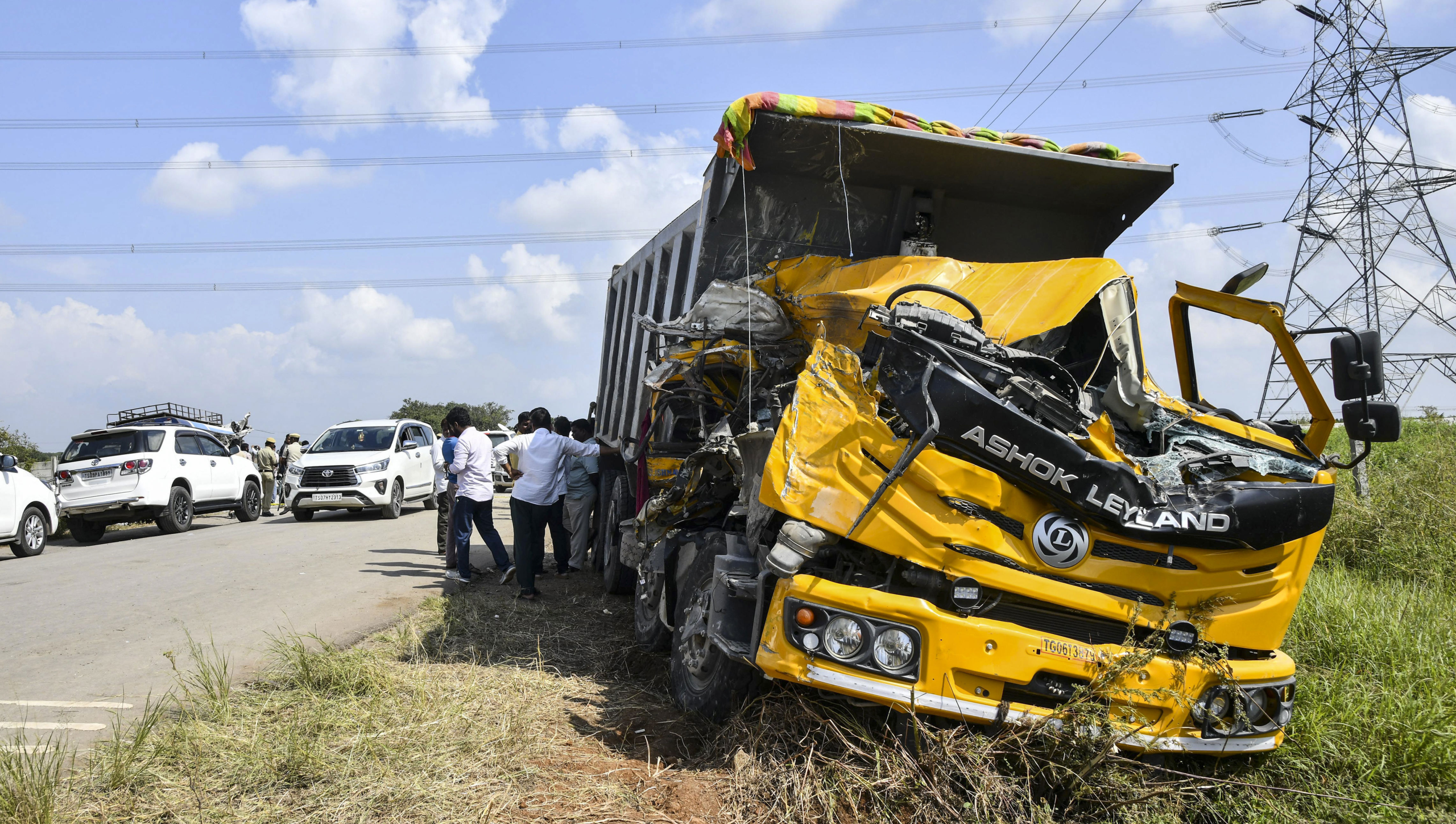 तेज रफ्तार टिप्पर अनियंत्रित होकर पेड़ से टकराया
