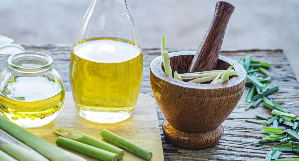 सर्दियों में लेमन ग्रास के फायदे: इम्यूनिटी और पाचन सुधारने के लिए