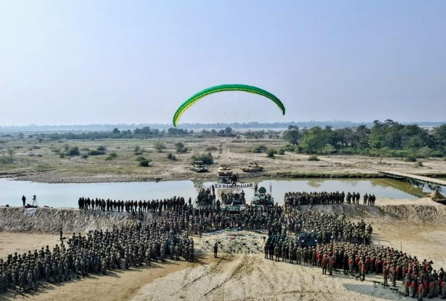 हरिद्वार में भारतीय सेना के टैंक और हेलिकॉप्टर युद्धाभ्यास में