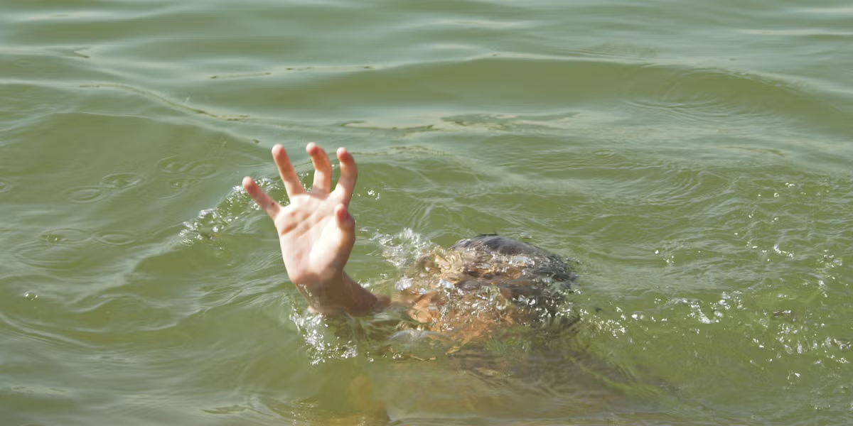 सारण तालाब हादसे में डूबे बच्चों की मदद करते लोग