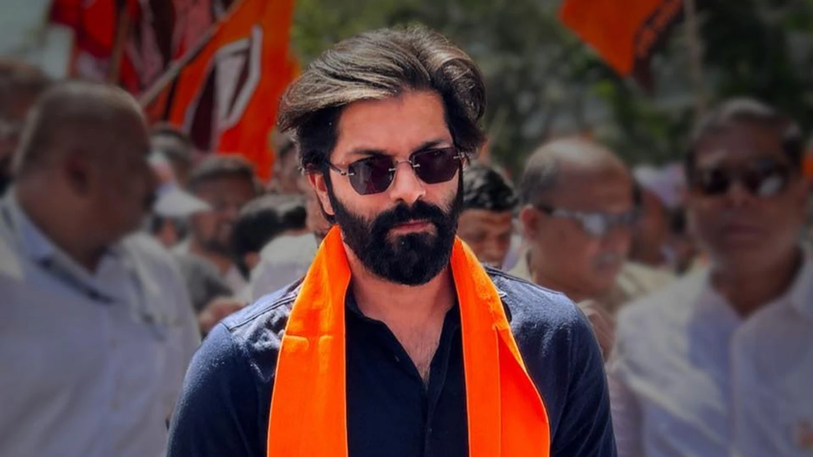 नेरुल थाने पहुंचते मनसे नेता अमित ठाकरे और कार्यकर्ता