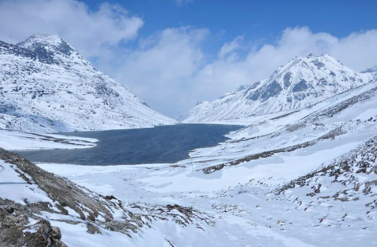 तवांग में भारी बर्फबारी, पर्वतीय मार्ग फिसलन भरे