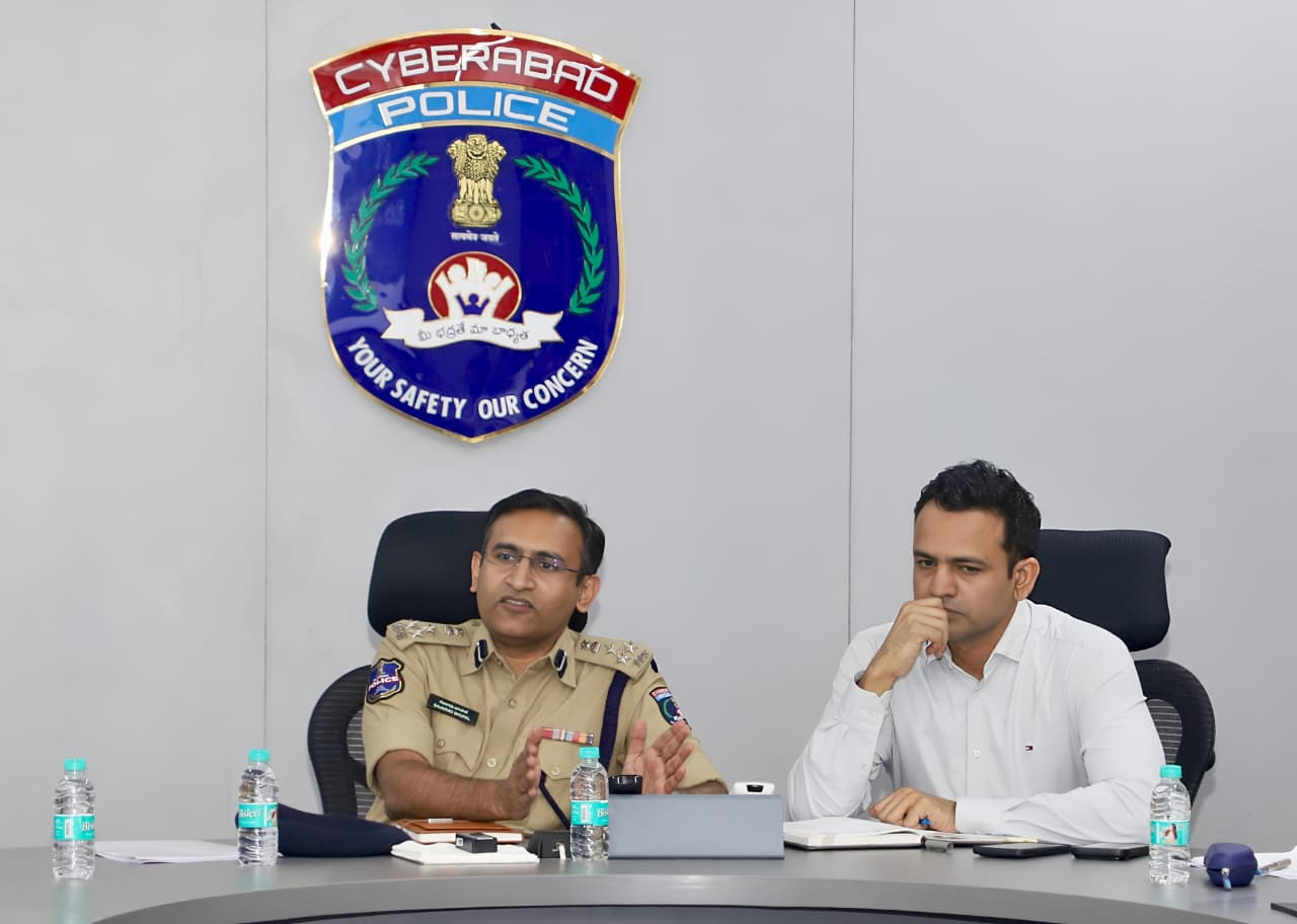 ट्रैफिक प्रबंधन बैठक में चर्चा करते अधिकारी