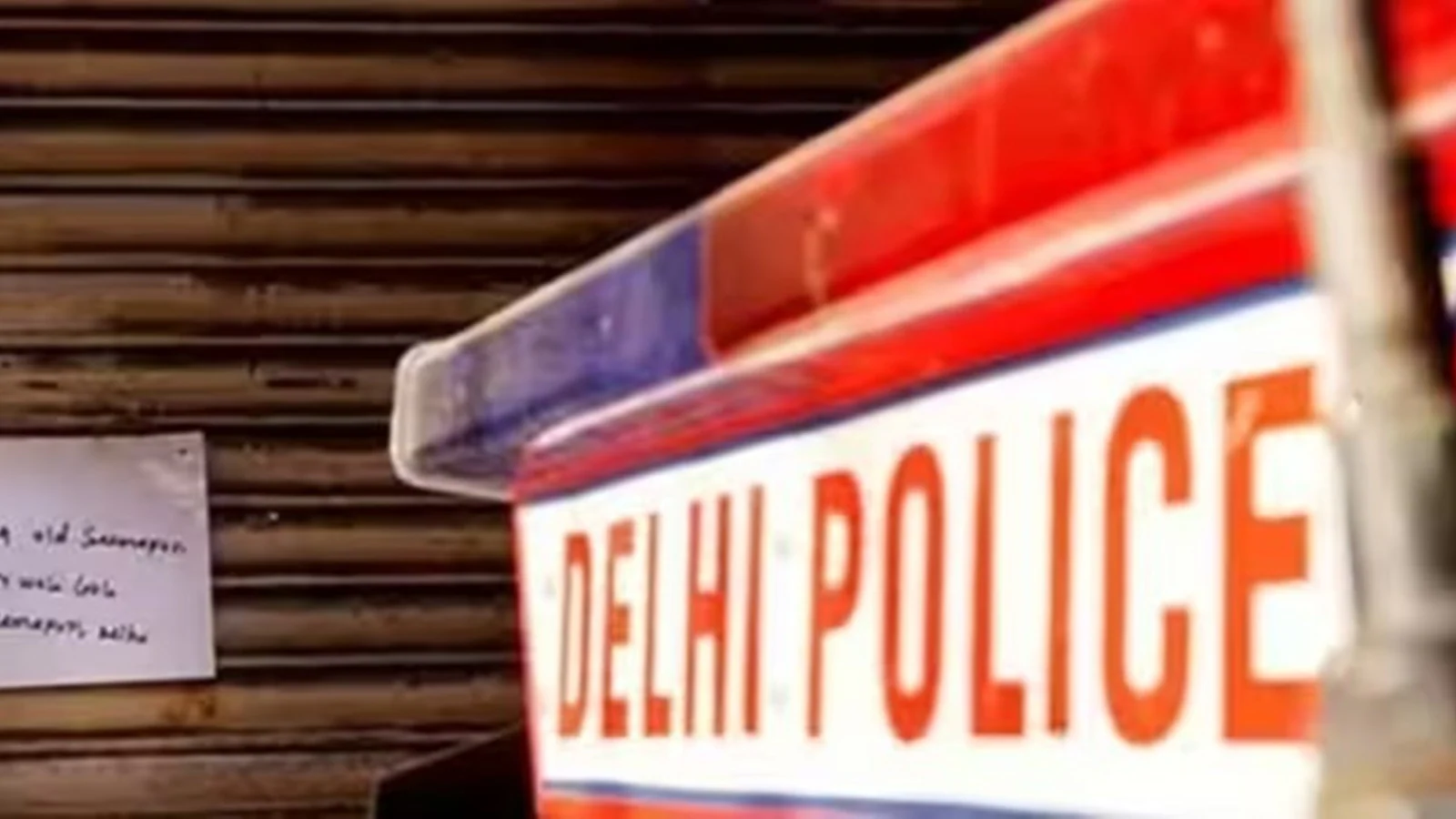 दिल्ली कराला में चाकू से हत्या के मामले में पुलिस जांच करती हुई