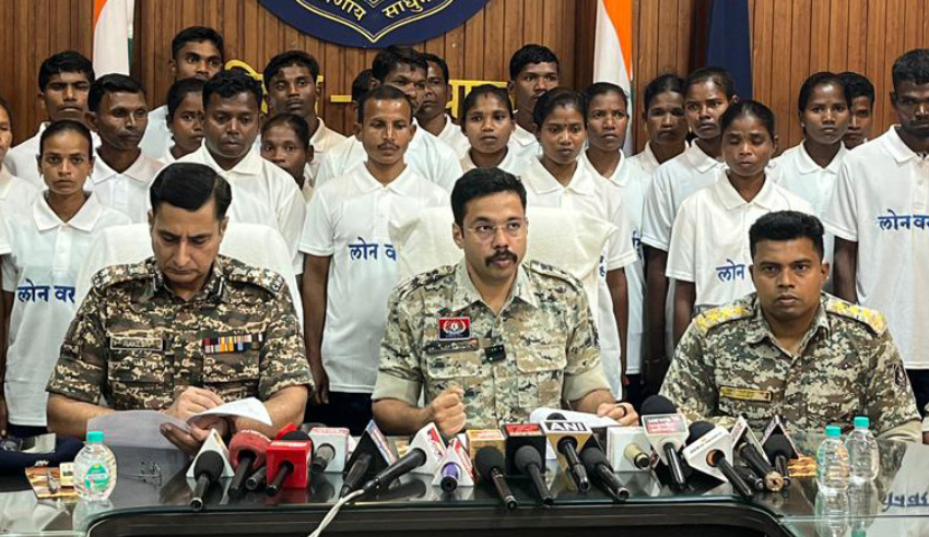 दंतेवाड़ा में नक्सलियों के आत्मसमर्पण का दृश्य, पुलिस के सामने हथियार