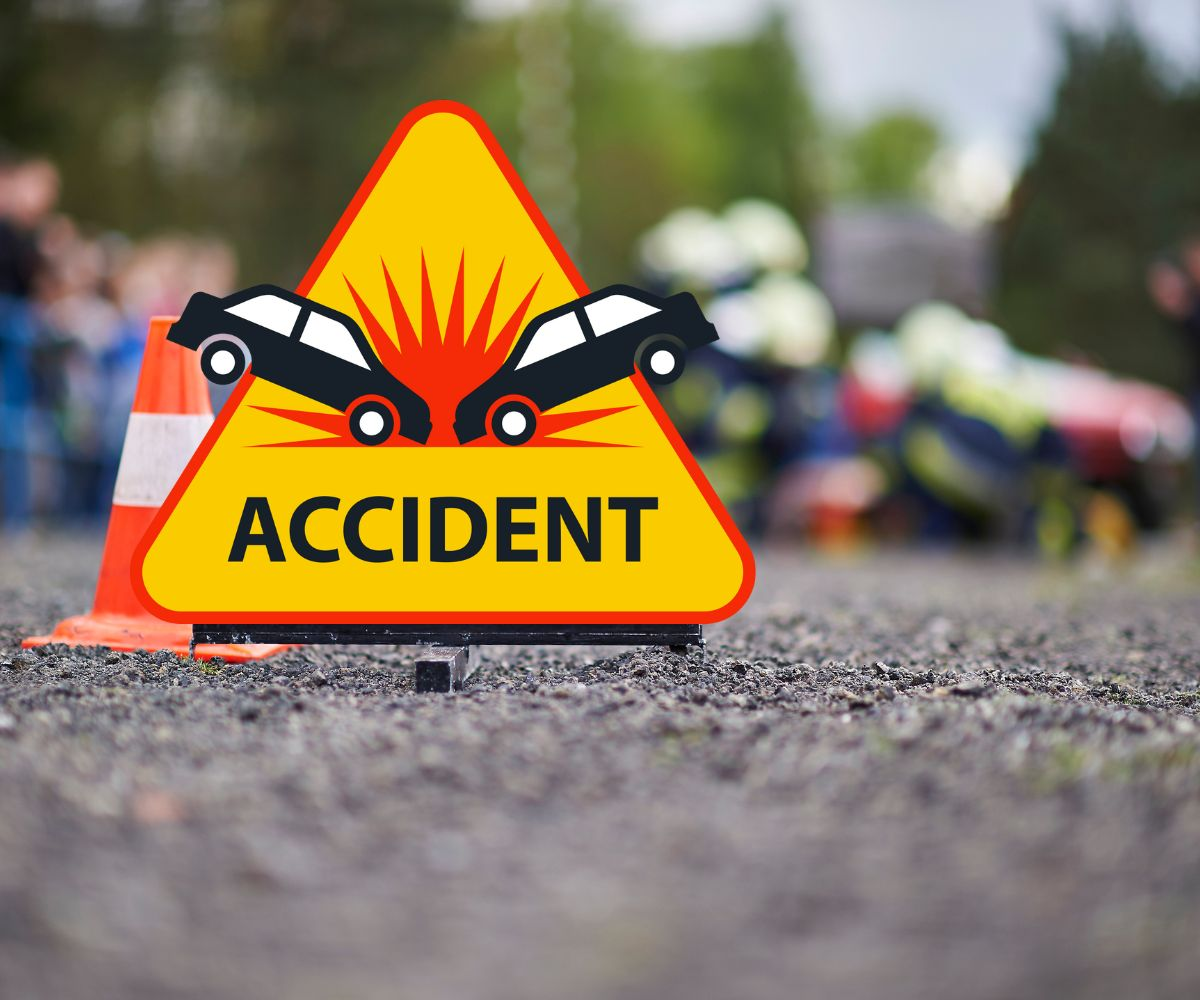 मिर्जागुड़ा में ट्रक और आरटीसी बस की टक्कर के बाद का हादसे का दृश्य