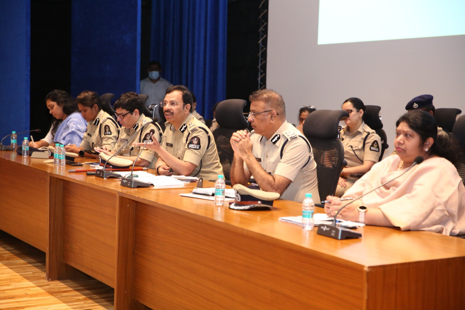 हैदराबाद पुलिस आयुक्त वी.सी. सज्जनार समीक्षा बैठक में अधिकारियों को दिशा-निर्देश देते हुए