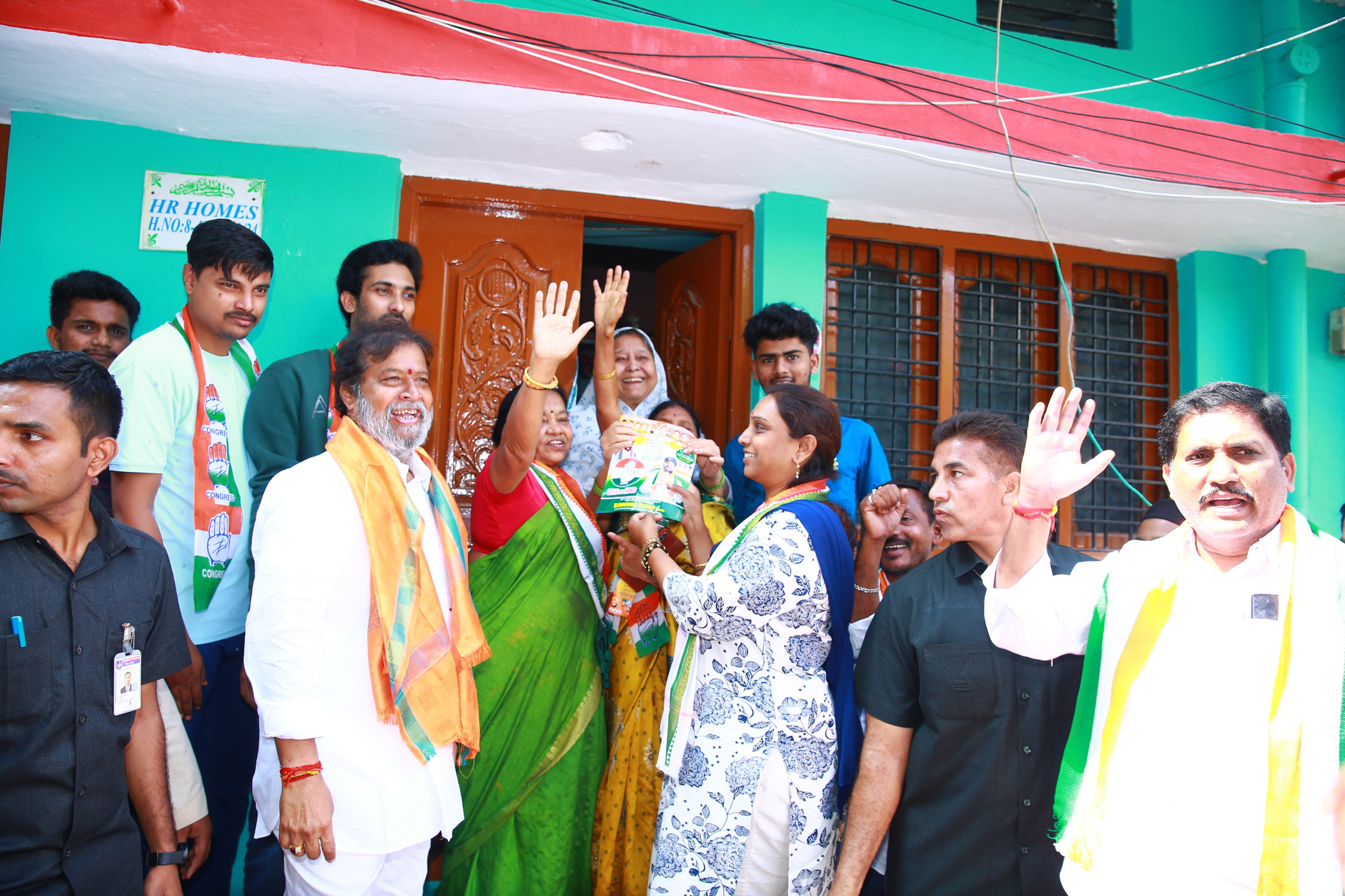 दामोदर राजनारसिम्हा एर्रगड्डा में कांग्रेस प्रत्याशी के समर्थन में प्रचार करते हुए