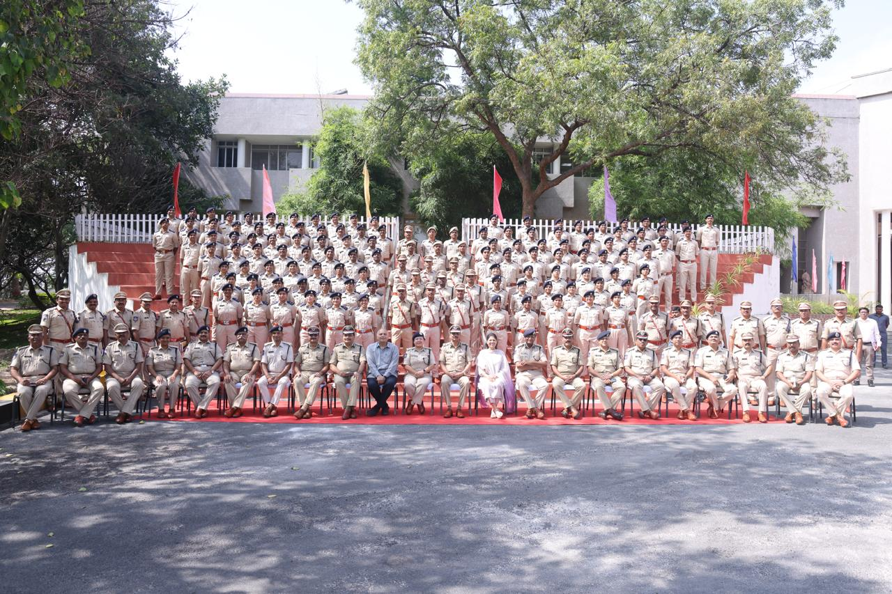 डीजीपी बी. शिवधर रेड्डी तेलंगाना पुलिस अकादमी में डीएसपी बैच को संबोधित करते हुए