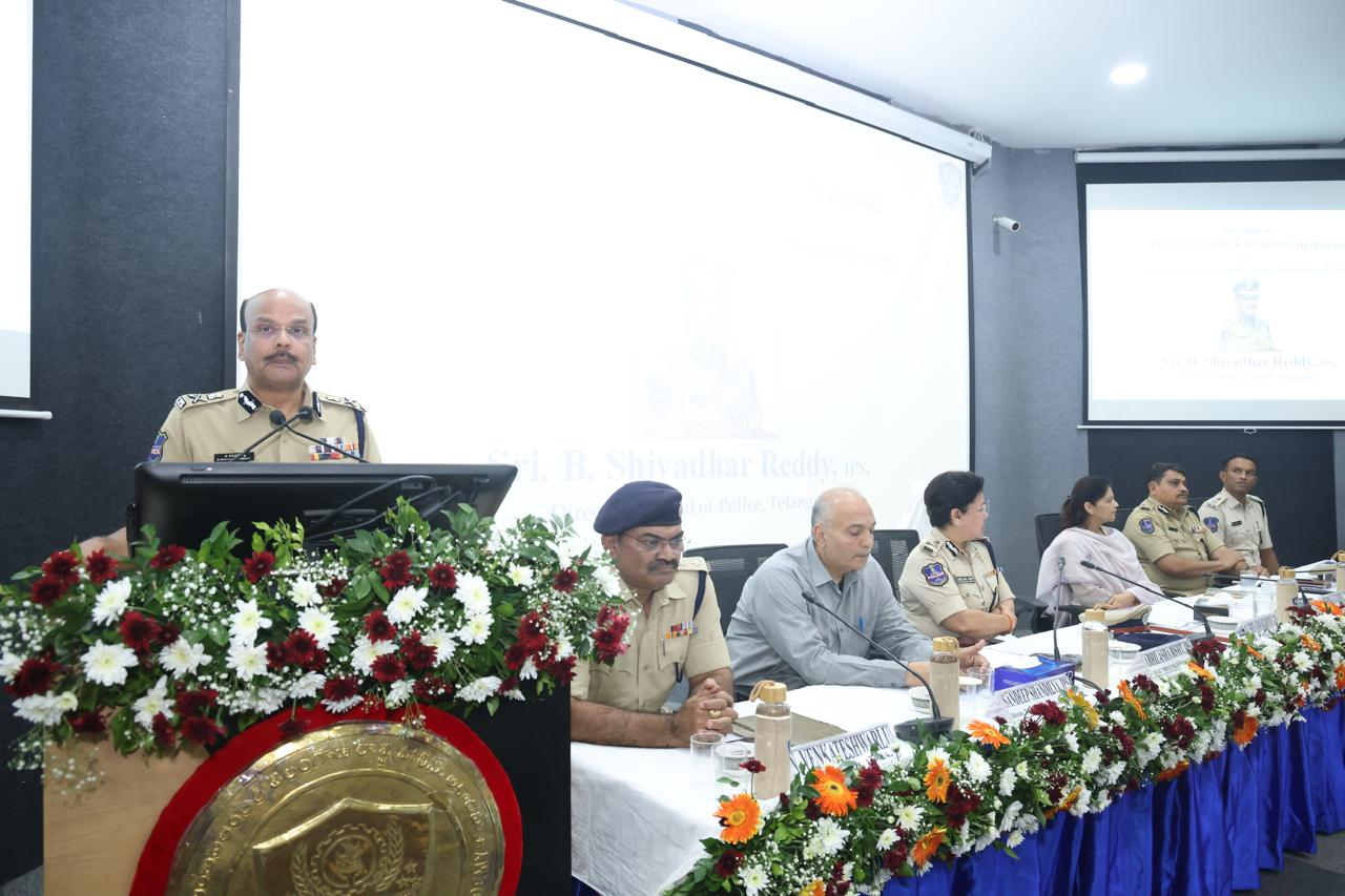 डीजीपी बी. शिवधर रेड्डी तेलंगाना पुलिस अकादमी में डीएसपी बैच को संबोधित करते हुए