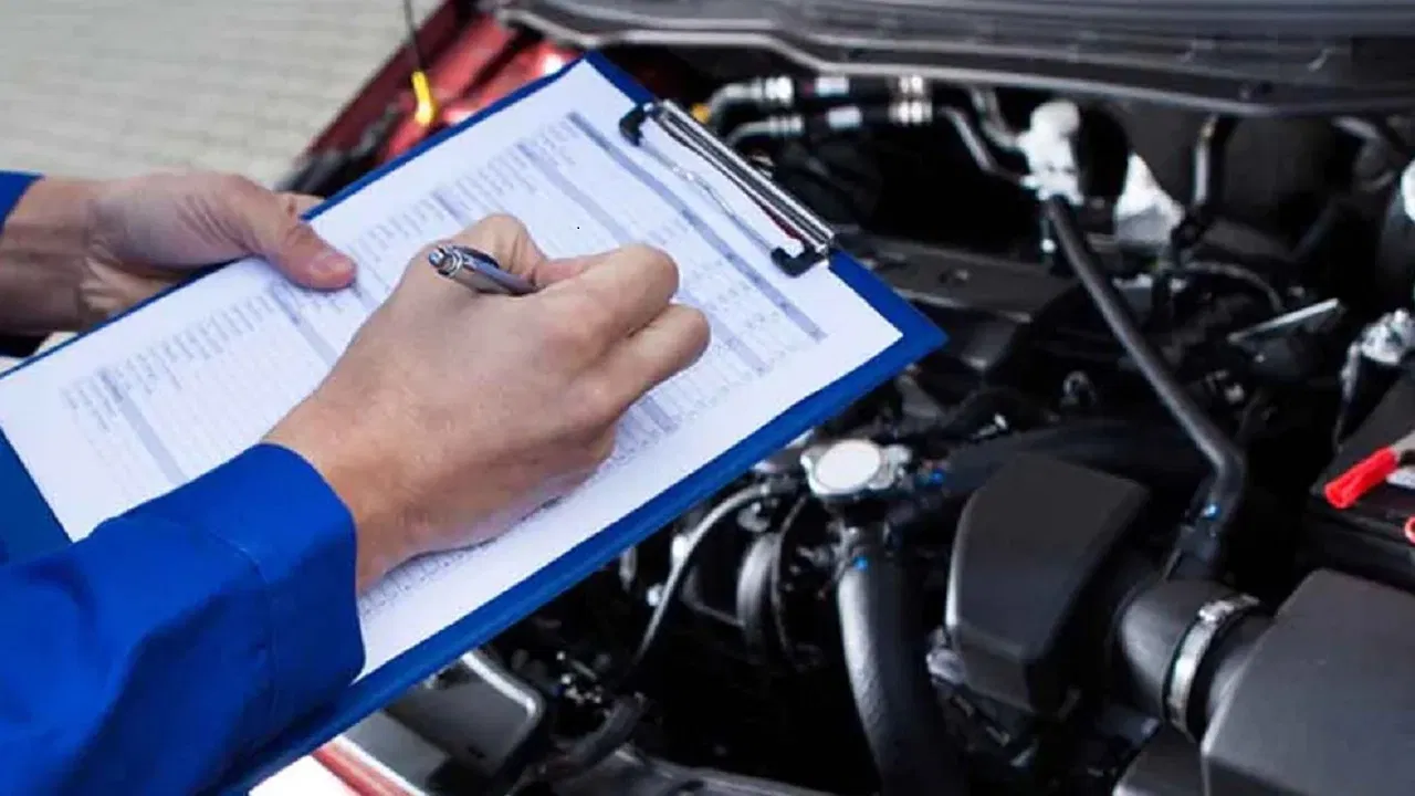 पुलिस फिटनेस रहित वाहन जब्त करती हुई