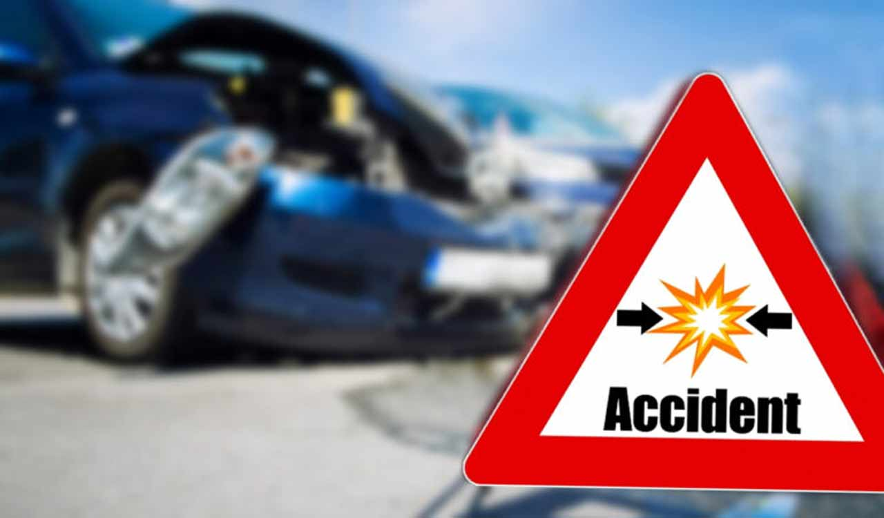 काकीनाड़ा जिले में सड़क हादसे के बाद क्षतिग्रस्त वाहन और पुलिस जांच करती हुई टीम