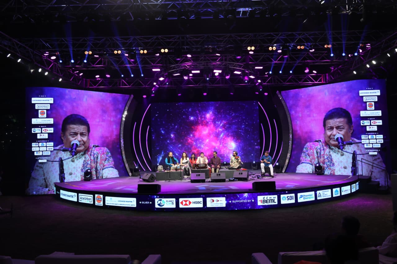 अनूप जलोटा भजन प्रस्तुति देते हुए मंच पर दिखाई दे रहे हैं