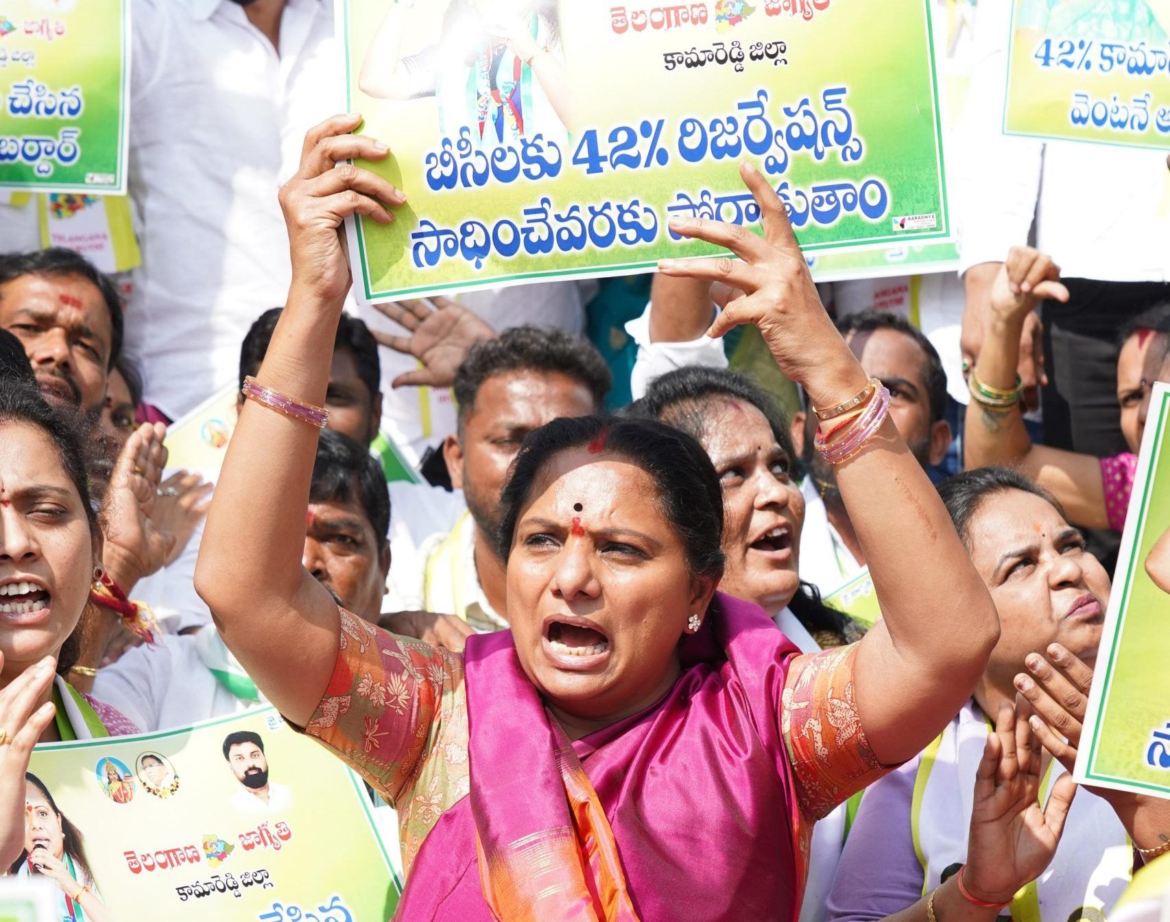 कामारेड्डी में रेल रोको आंदोलन के दौरान कविता का विरोध प्रदर्शन