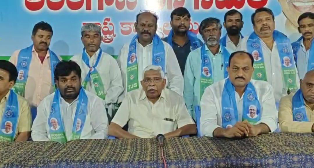 कांग्रेस की जीत पर तेजस मुख्यालय में जश्न और मिठाइयाँ वितरित