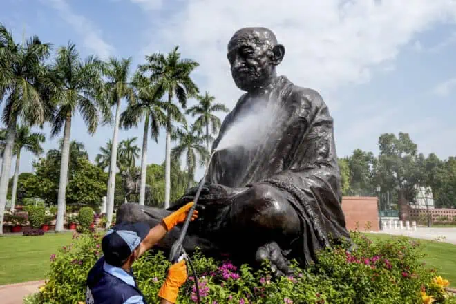 गांधी प्रतिमा संग्रह अभियान के शुभारंभ अवसर पर महेश गौड़