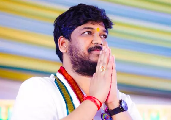 नवीन यादव जीएचएमसी बैठक में भाग लेते हुए