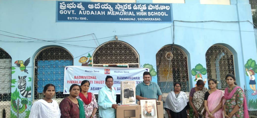 सरकारी स्कूलों में सामग्री प्रदान करते ट्रस्ट और सेवा दल के सदस्य