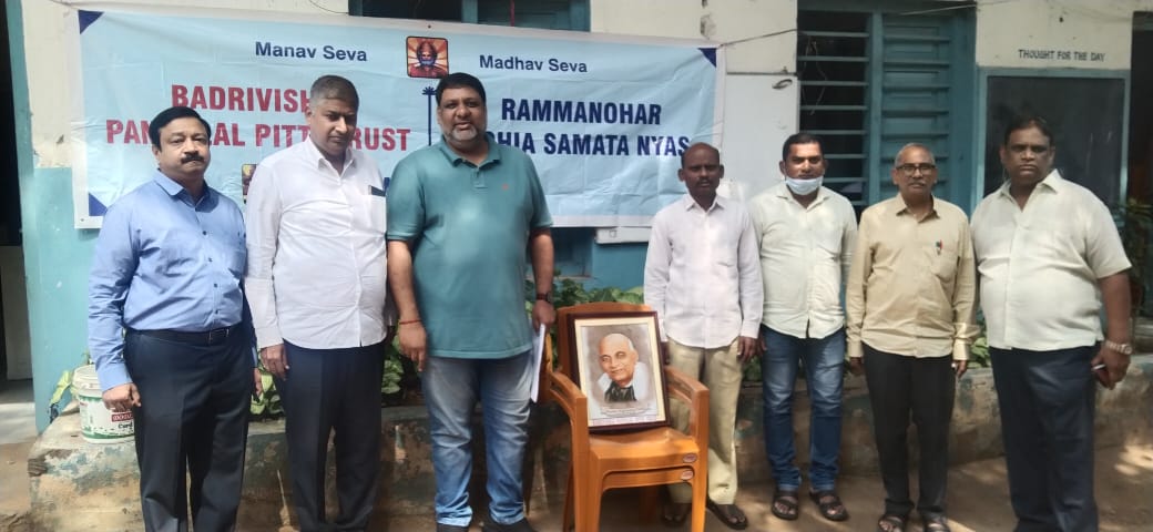 सरकारी स्कूलों में सामग्री प्रदान करते ट्रस्ट और सेवा दल के सदस्य