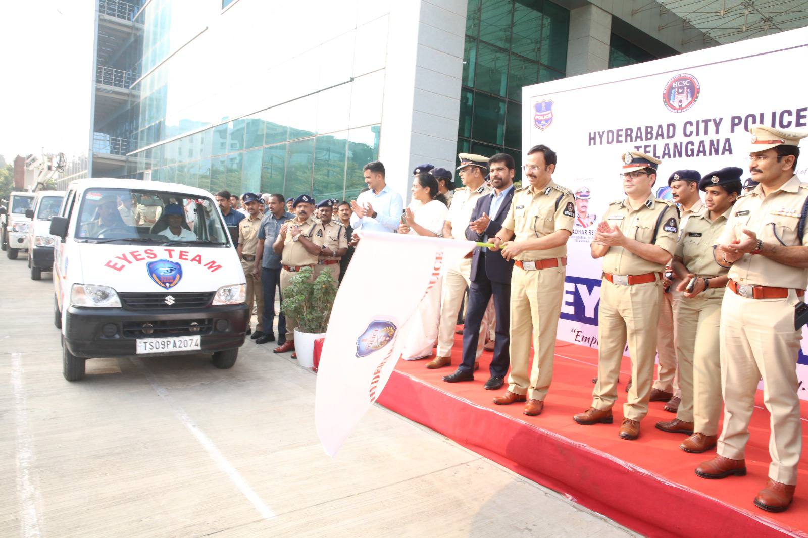 सज्जनार ने आईसीई टीमों को हरी झंडी दिखाकर किया रवाना