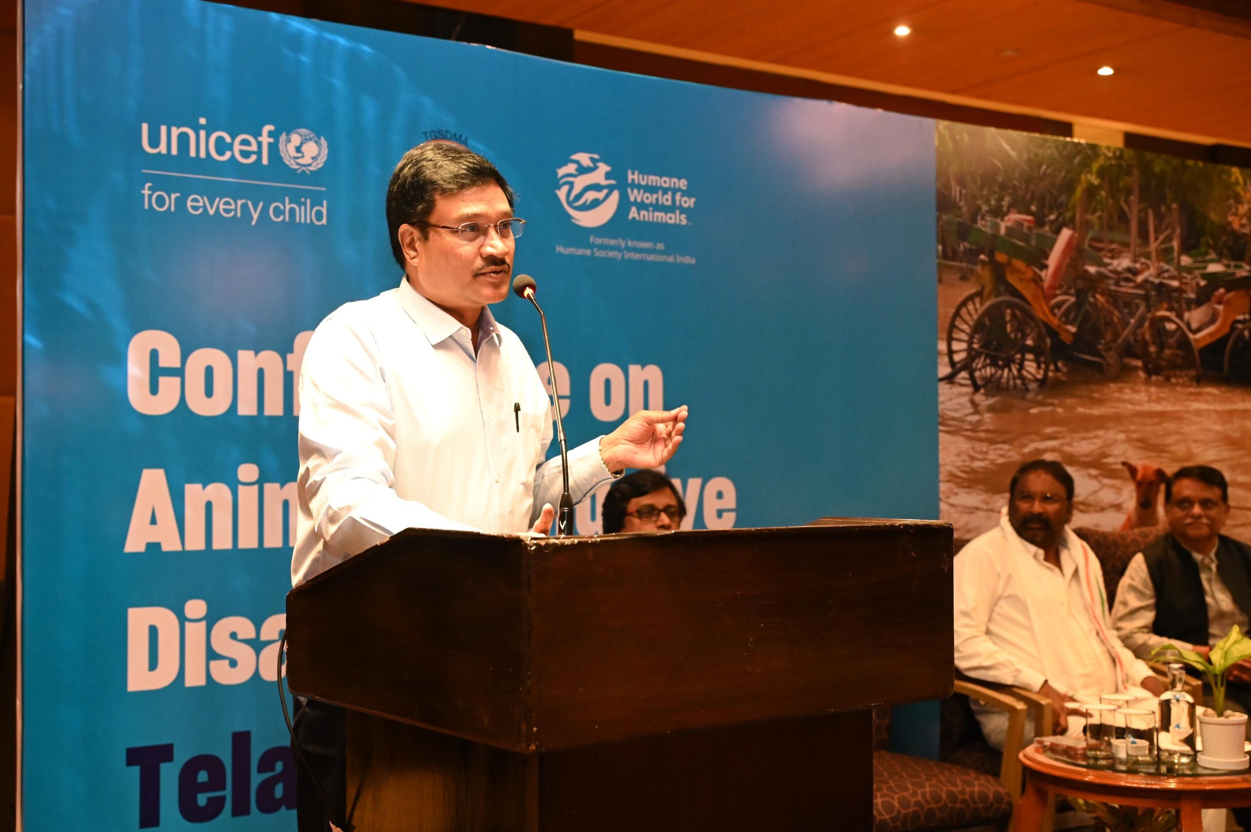 पशु पालन मंत्री प्राकृतिक आपदाओं में पशु सुरक्षा पर चर्चा करते हुए