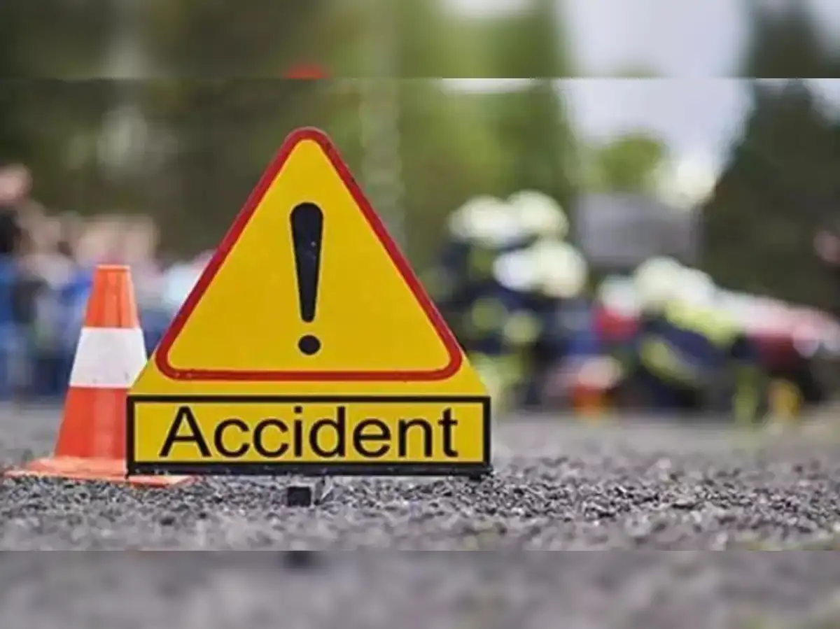 हैदराबाद पुलिस सड़क सुरक्षा नियमों पर बैठक करती हुई