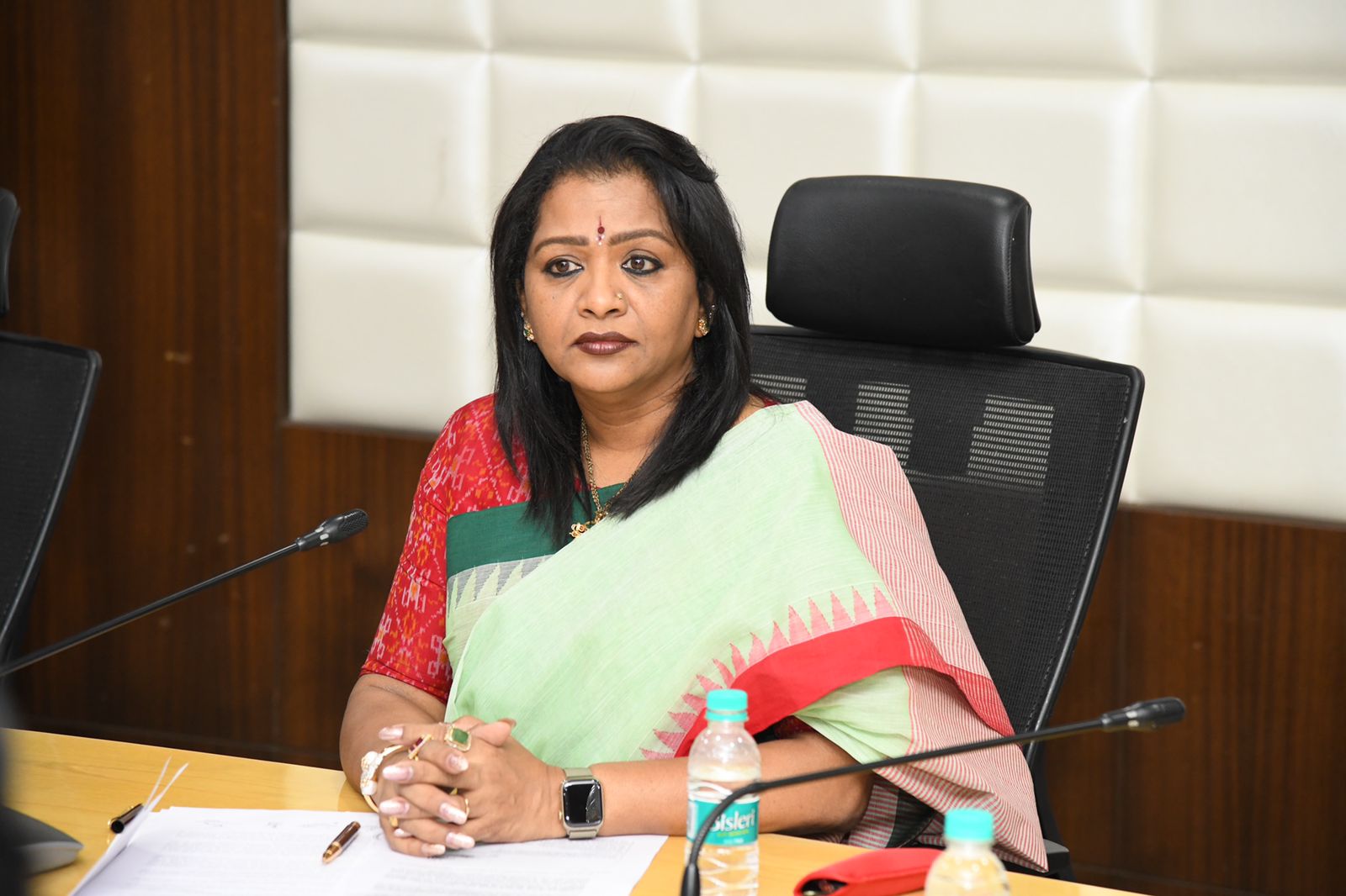 महापौर गदवाल विजयलक्ष्मी महिला भवन का उद्घाटन करती हुई