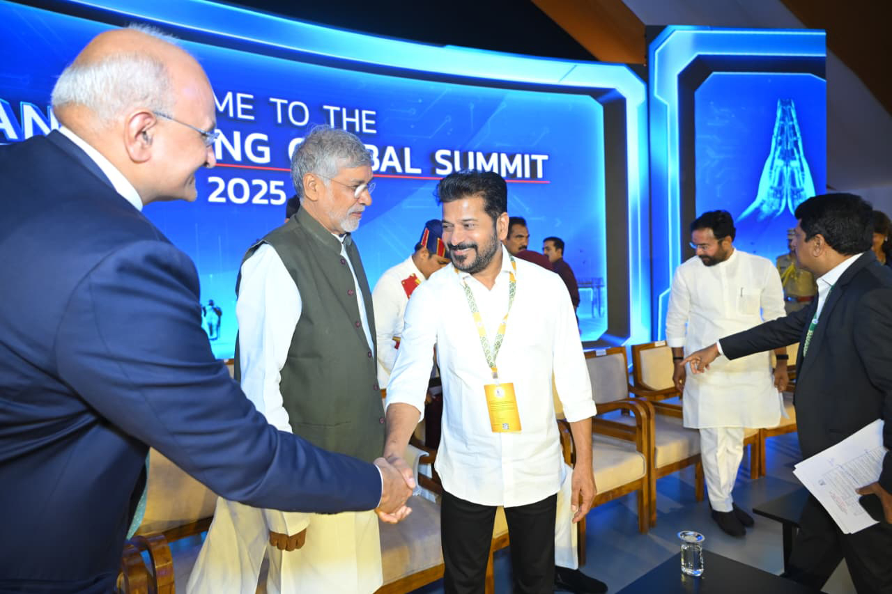 सीएम रेवंत रेड्डी समिट में प्रतिनिधियों से चर्चा करते हुए