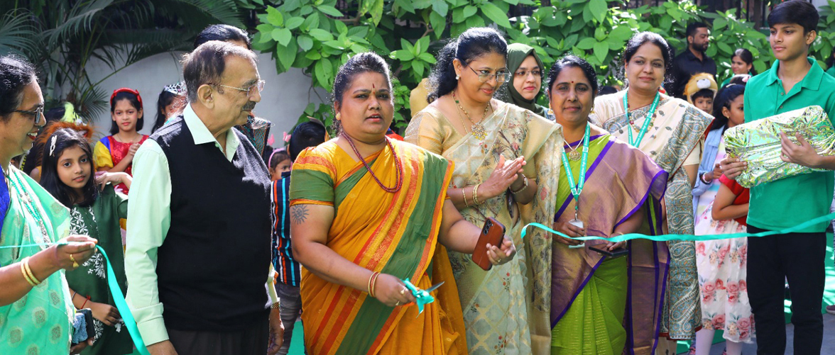 डीजेएचएस के बच्चों द्वारा जादुई जंगल कार्यक्रम का दृश्य