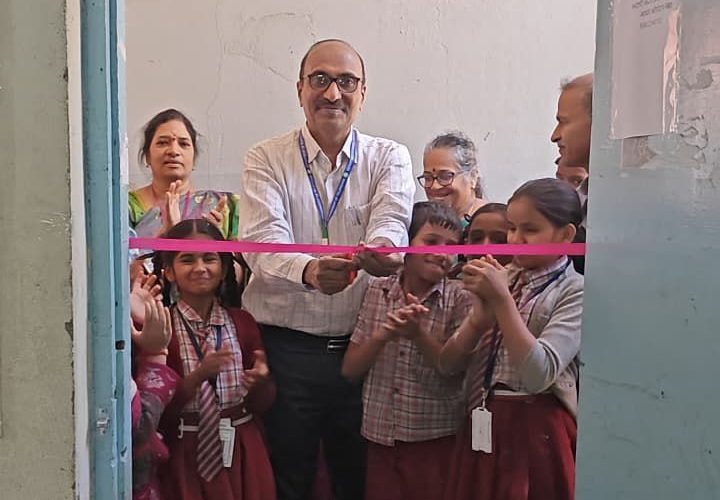 विद्यालय में सिक्कों और डाक टिकटों की प्रदर्शनी